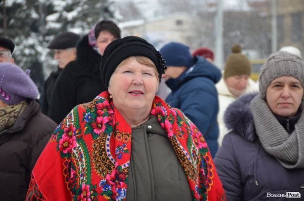 Вертепи, різдвяні зірки та дідух: у центрі Луцька відбувся фестиваль колядок