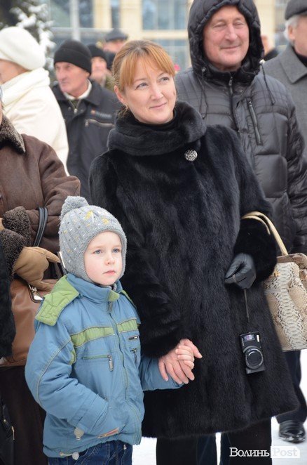 Вертепи, різдвяні зірки та дідух: у центрі Луцька відбувся фестиваль колядок