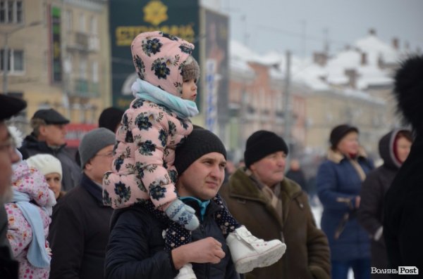 Вертепи, різдвяні зірки та дідух: у центрі Луцька відбувся фестиваль колядок