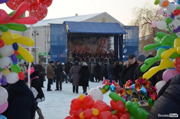 Вертепи, різдвяні зірки та дідух: у центрі Луцька відбувся фестиваль колядок