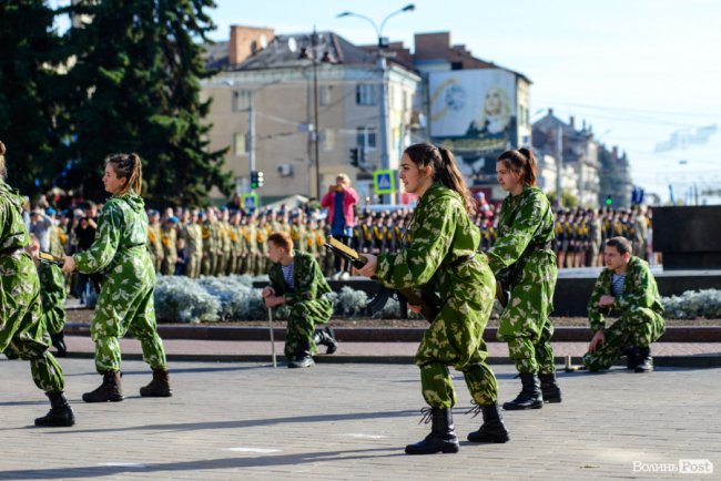 У центрі Луцька майже пів тисячі ліцеїстів склали присягу. ФОТО