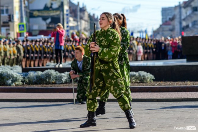 У центрі Луцька майже пів тисячі ліцеїстів склали присягу. ФОТО