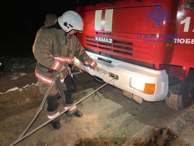 На Волині ввечері дорогою до пацієнта застрягла «швидка». ФОТО