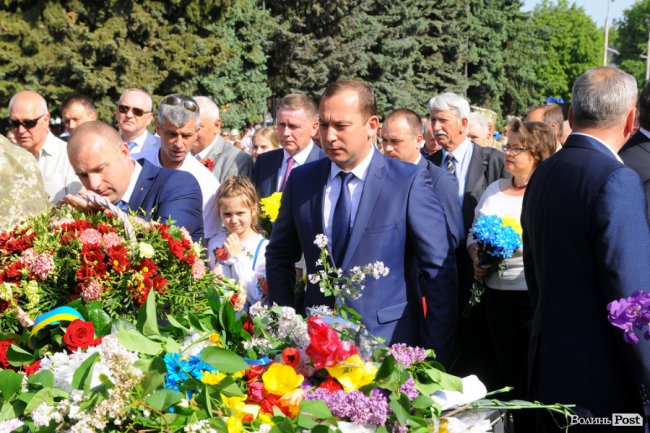 З маками і трояндами: у Луцьку відзначили річницю перемоги над нацизмом. ФОТО