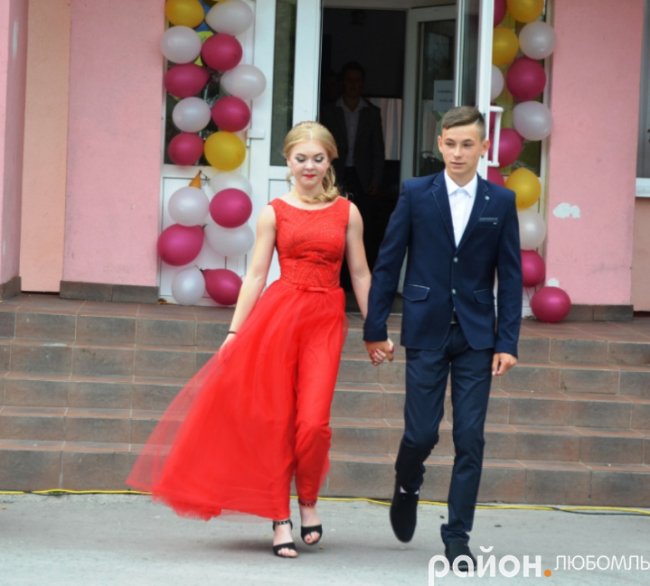 Розкішні сукні і танець батьків під російську «попсу»: випускний у школі на Волині. ВІДЕО. ФОТО