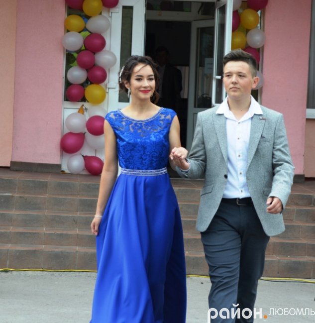 Розкішні сукні і танець батьків під російську «попсу»: випускний у школі на Волині. ВІДЕО. ФОТО