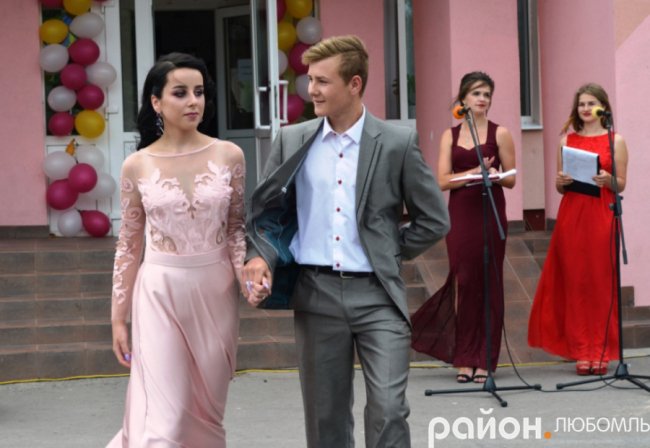 Розкішні сукні і танець батьків під російську «попсу»: випускний у школі на Волині. ВІДЕО. ФОТО