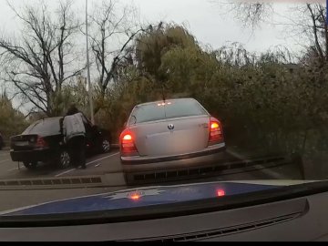 У Луцьку патрульні забрали в жінки посвідчення водія, бо вона  їхала через залізничний переїзд на «червоне». ВІДЕО