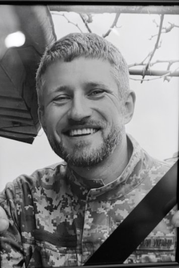 «Він для всіх нас зробив дуже багато»: у Луцьку попрощались з воїном Олександром Мартинюком  