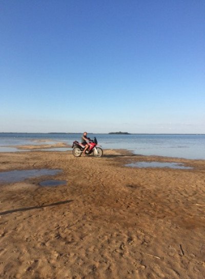 У Світязі чоловік гасав на мотоциклі  озером. ФОТО
