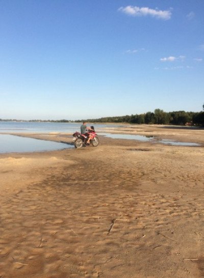 У Світязі чоловік гасав на мотоциклі  озером. ФОТО