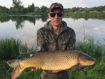 На Волині чоловік упіймав 8-кілограмового коропа. ФОТО