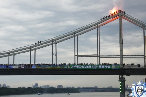 Як ультрас «підпалили» міст у Києві. ФОТО