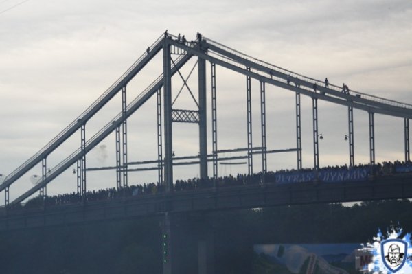 Як ультрас «підпалили» міст у Києві. ФОТО