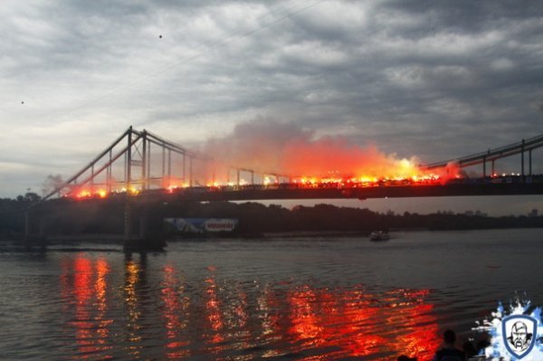 Як ультрас «підпалили» міст у Києві. ФОТО