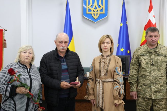 Важливо пам'ятати, якою ціною нам дається Україна: у Луцьку родинам полеглих Героїв вручили нагороди