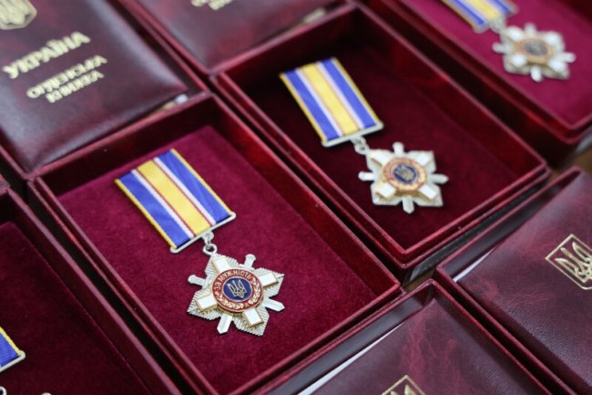 Важливо пам'ятати, якою ціною нам дається Україна: у Луцьку родинам полеглих Героїв вручили нагороди