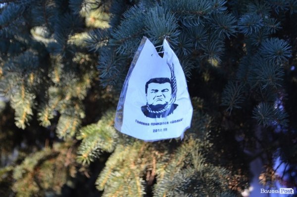 Новорічні прикраси головної ялинки міста 