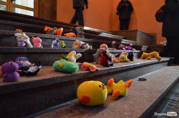 Міліції принесли іграшки 