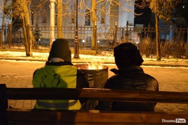 Євромайданівці гріються біля бочок
