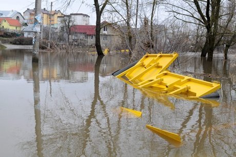 В Україні люди вулицями плавають на човнах. ФОТО. ВІДЕО