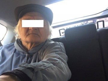 Луцькі патрульні допомогли літньому чоловікові