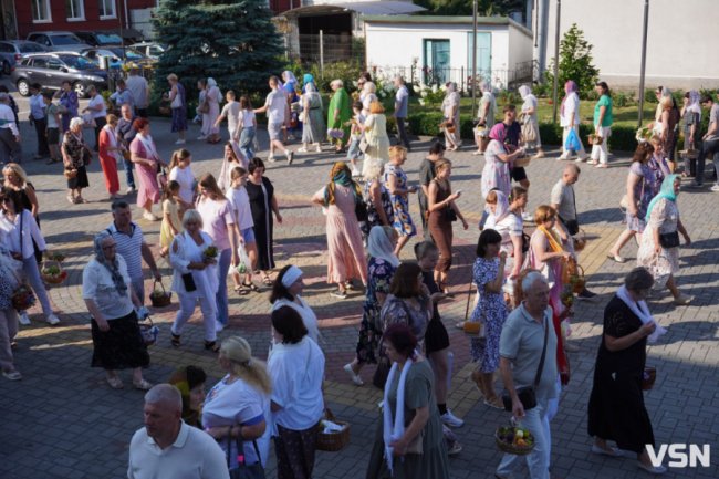 Яблучний Спас: як у центрі Луцька освячували кошики. ФОТО