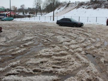 У Володимирі парковка перетворилася на болото