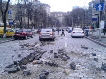 У центрі Києва «вибухнула» вулиця. ФОТО