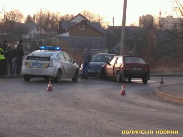 Занесло на повороті: внаслідок аварії в Луцьку шпиталізували жінку