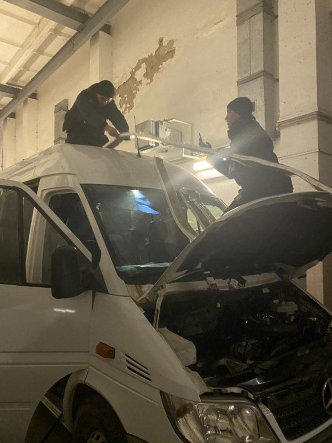 Лучанин перевозив у Польщу контрабанду в авто з подвійним дахом