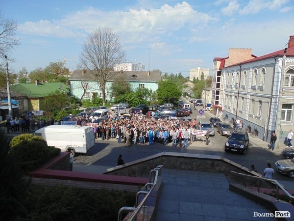 У Луцьку пікетують міськраду. ФОТО