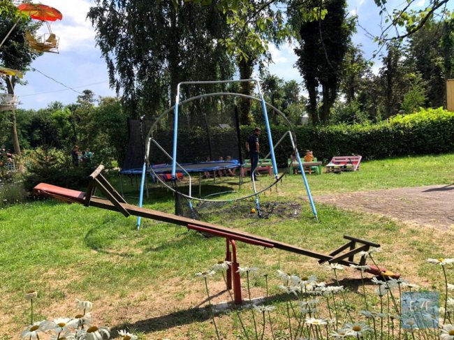 У Нововолинську невідомі потрощили огорожу в парку та спалили батут. ВІДЕО