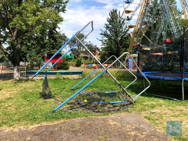 У Нововолинську невідомі потрощили огорожу в парку та спалили батут. ВІДЕО