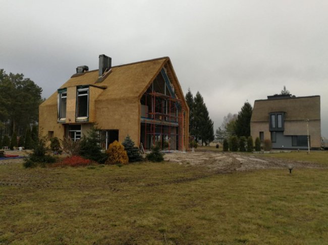 В Луцькій райраді презентували технологію будівництва осель з соломи. ФОТО