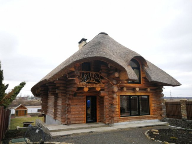 В Луцькій райраді презентували технологію будівництва осель з соломи. ФОТО