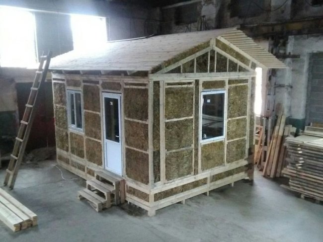 В Луцькій райраді презентували технологію будівництва осель з соломи. ФОТО