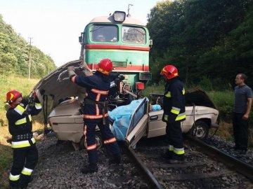 Трагедія на Франківщині: потяг збив авто, серед загиблих – діти