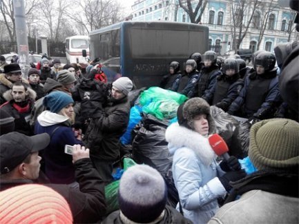 У Києві правоохоронців «завалили» сміттям. ФОТО