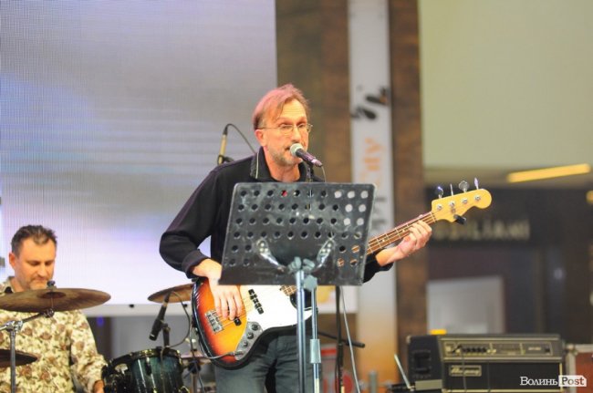 Валерій Ленартович виступає під час відкриття виставки «Переможці» в Луцьку