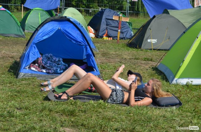 Спека в наметах і аншлаг у зоні купання: як фестивалить «Бандерштат». ФОТО
