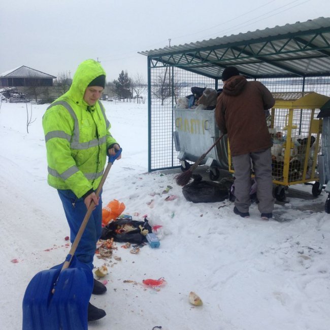 У селі під Луцьком скаржаться на нечупар, які розкидали сміття. ФОТО