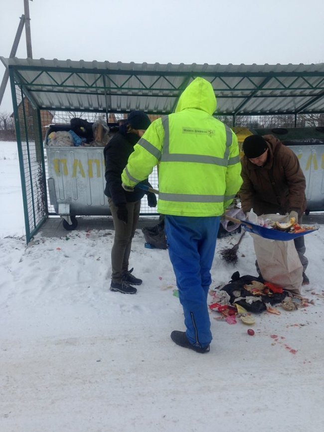 У селі під Луцьком скаржаться на нечупар, які розкидали сміття. ФОТО