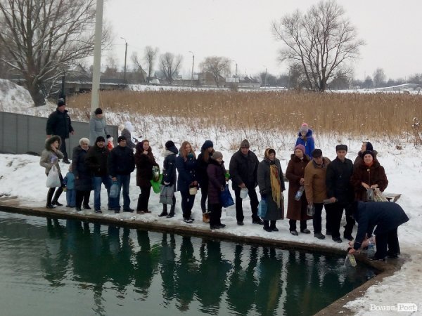 У джерелі біля Луцька освятили воду