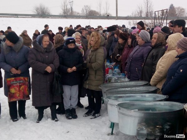 У джерелі біля Луцька освятили воду