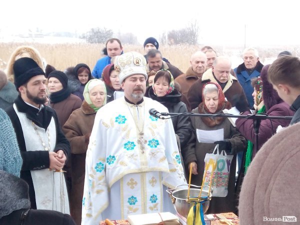У джерелі біля Луцька освятили воду