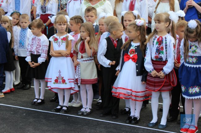 Вишиванки, квіти, бантики: у Володимирі пролунав перший дзвоник. ФОТО