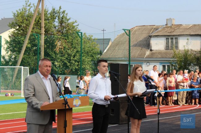 Вишиванки, квіти, бантики: у Володимирі пролунав перший дзвоник. ФОТО
