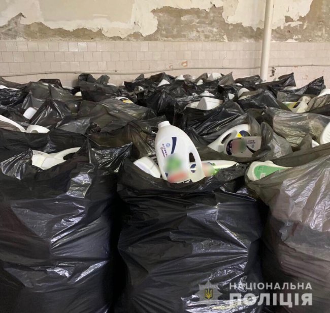 Збували товар у 4 країнах: кіберполіція викрила мережу з виготовлення фальсифікованої побутової хімії