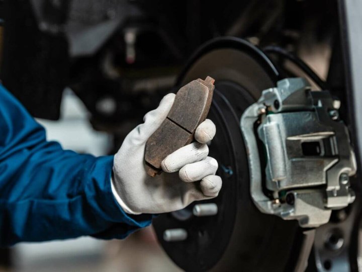 Чому задні гальмівні диски нагріваються і скриплять